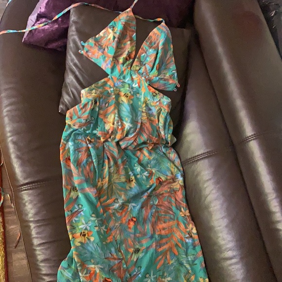 Beautiful back out Beach/summer  dress. - Picture 2 of 3